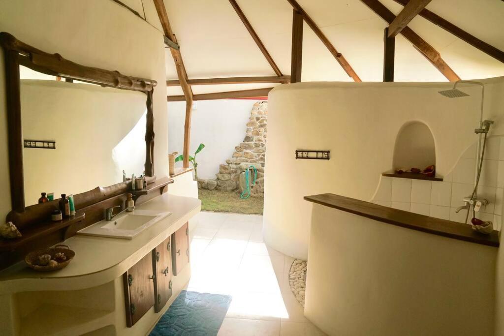 Beach-Front Sumbawa Surf House Lemonga Екстер'єр фото