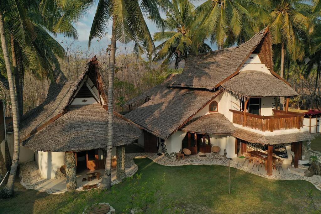Beach-Front Sumbawa Surf House Lemonga Екстер'єр фото